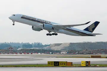 DIIKTIRAF: Tinjauan firma kajian di London Skytrax, yang menjulang Singapore Airlines (SIA) sebagai syarikat penerbangan terbaik, mengumpulkan pandangan 20 juta orang. - Foto fail REUTERS
