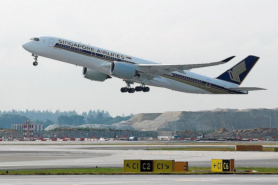 DIIKTIRAF: Tinjauan firma kajian di London Skytrax, yang menjulang Singapore Airlines (SIA) sebagai syarikat penerbangan terbaik, mengumpulkan pandangan 20 juta orang. - Foto fail REUTERS