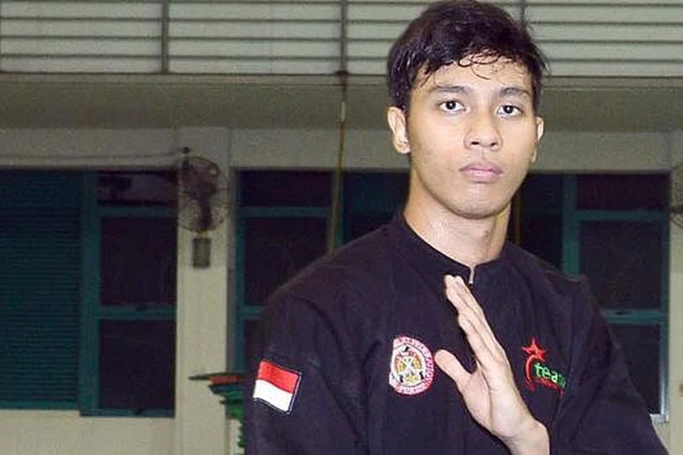 HARAPAN EMAS: Sasaran memenangi pingat emas acara silat terletak di bahu juara dunia muda, Syeik Farhan Syeik Alau'ddin ; dan juara Sukan SEA Myanmar, Muhammad Nur Alfian Jumaen (atas). - Foto fail