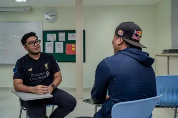 INGIN BINA HIDUP SEMULA: Encik Jasri (kanan) bersama pengurus kes Fitrah, Encik Izwan Abdol Jalil. Encik Jasri kini terlibat dalam program Fitrah dan giat  menyumbang kepada kegiatan yang diadakan di bawah program itu, termasuk kerja sukarela. 