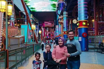 WAKTU GEMBIRA BERSAMA: Warga Malaysia yang bertugas di sini, Encik Mohd Zulkarnain Musa, bersama isteri, Cik Siti Rahimah Rahim, 35 tahun, dan anak-anak mereka, Nur Irdina Qistina 10 tahun; Mohd Zafril Mikhail, 6 tahun, dan Nur Ayra Marissa, dua tahun enam bulan, meluangkan masa bersama pada September tahun lalu apabila Encik Zulkarnain pulang ke Malaysia selama sebulan. - Foto-foto ihsan MOHD ZULKARNAIN MUS