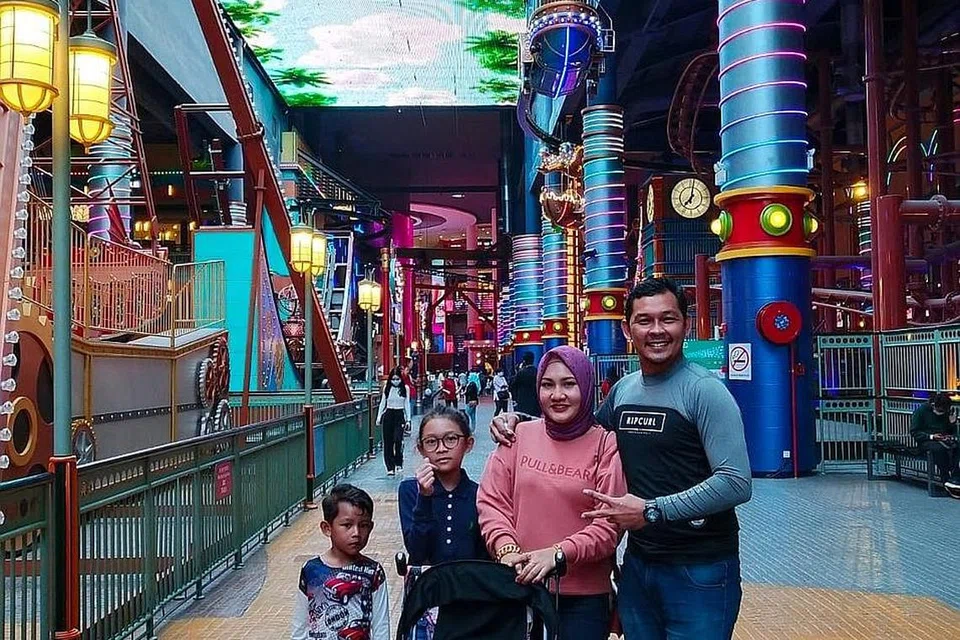 WAKTU GEMBIRA BERSAMA: Warga Malaysia yang bertugas di sini, Encik Mohd Zulkarnain Musa, bersama isteri, Cik Siti Rahimah Rahim, 35 tahun, dan anak-anak mereka, Nur Irdina Qistina 10 tahun; Mohd Zafril Mikhail, 6 tahun, dan Nur Ayra Marissa, dua tahun enam bulan, meluangkan masa bersama pada September tahun lalu apabila Encik Zulkarnain pulang ke Malaysia selama sebulan. - Foto-foto ihsan MOHD ZULKARNAIN MUS