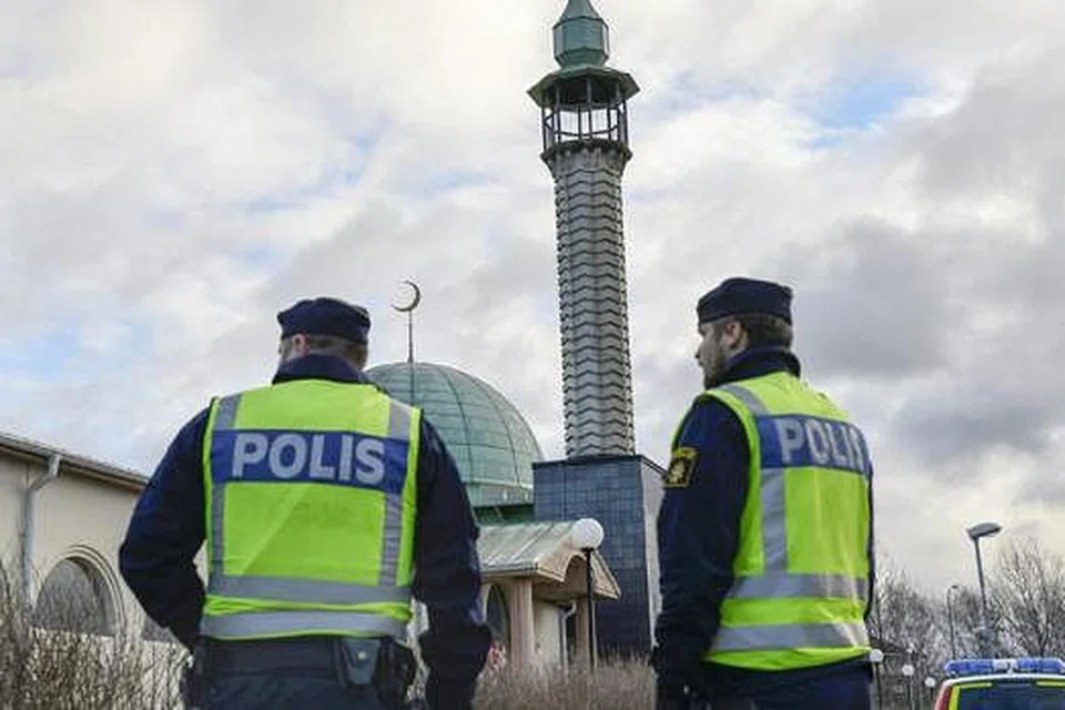 SASARAN SERANGAN: Pegawai polis mengawal sebuah masjid di bandar Uppsala, Sweden, pada 2 Januari lalu selepas ia diserang bom api sehari sebelum itu. - Foto-foto AFP