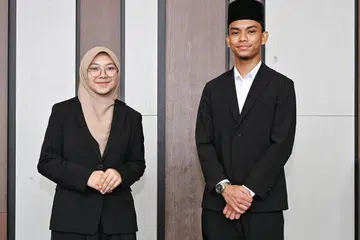 Pelajar Madrasah Aljunied Program Diploma Baccalaureate Antarabangsa, Cik Hannah Yusra Rashid, 19 tahun (kiri) dan Encik Ahmad Eimran Darwisy Mohammed Suhaimi, 19 tahun, masing-masing menerima Biasiswa Majlis Ugama Islam Singapura (MUIS) dan Biasiswa Syed Isa Semait (SISS). Secara kesimpulannya, terdapat tiga penerima SISS dan dua penerima Biasiswa MUIS bagi 2026.