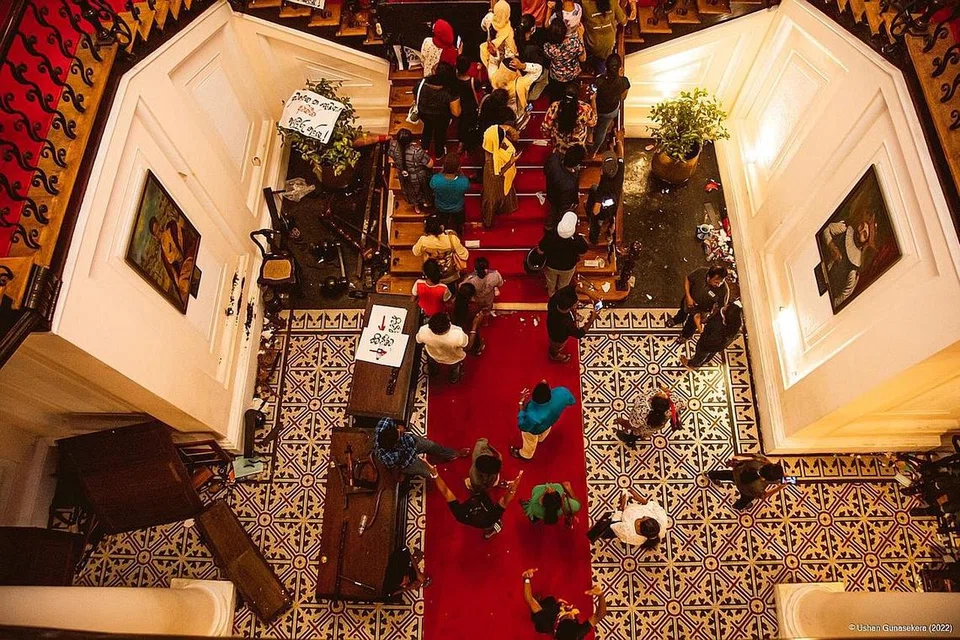 AMBIL ALIH: Rakyat Sri Lanka memasuki Istana Presiden di Colombo, Sri Lanka setelah mantan Presiden Gotabaya Rajapaksa melarikan diri dari negaranya berikutan tunjuk perasaan besar-besaran dek kemarahan terhadap pemerintahannya. - Foto USHAN GUNASEKARA