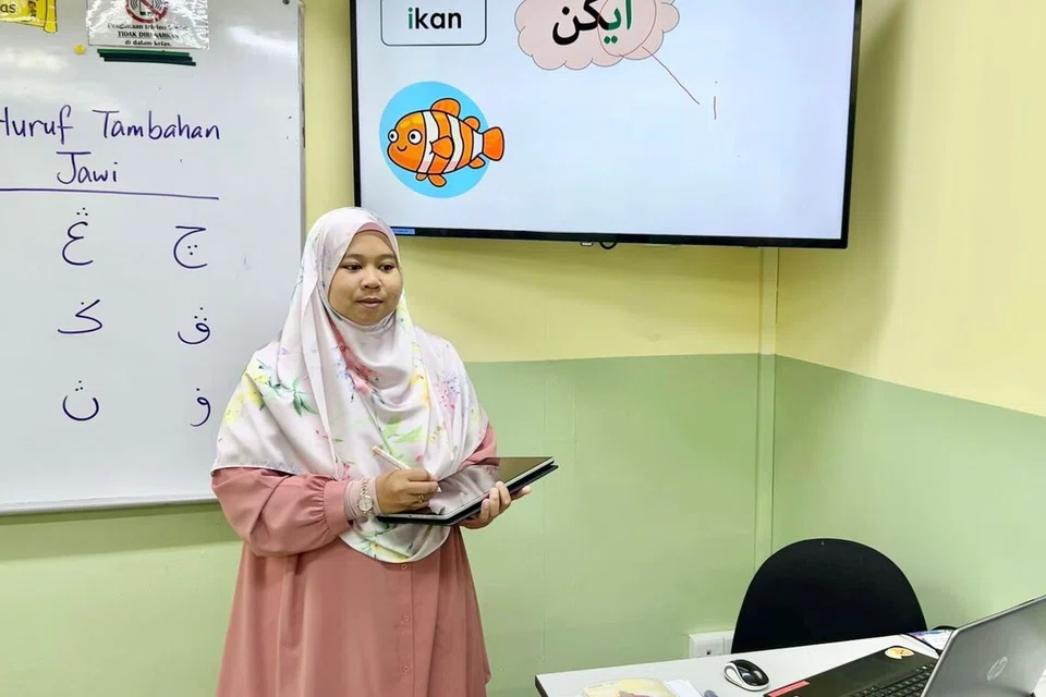 (plug out quote)
“Asatizah boleh berkongsi tugasan, penilaian pelajar, maklum balas dan video pembelajaran melalui platform digital, manakala waris dapat memantau perkembangan anak mereka dengan lebih dekat.” - kata Ustazah Aida Adriana Sabarudin, 30 tahun, guru kanan Andalus tentang bagaimana pendigitalan telah membantu memelihara hubungan yang baik antara asatizah, pelajar dan waris.

 