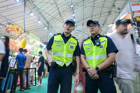 DSP (NS) Mohamed Haiqal Mohamed Suhaimi (kanan) dan SGT(3) (NS) Jan Jacob Chiong Wen Jie antara sekitar 130 pegawai polis yang terlibat dalam penugasan Anggota Kerahan Perkhidmatan Negara Polis (PNSmen) Bazar Ramadan Geylang Serai setiap tahun.