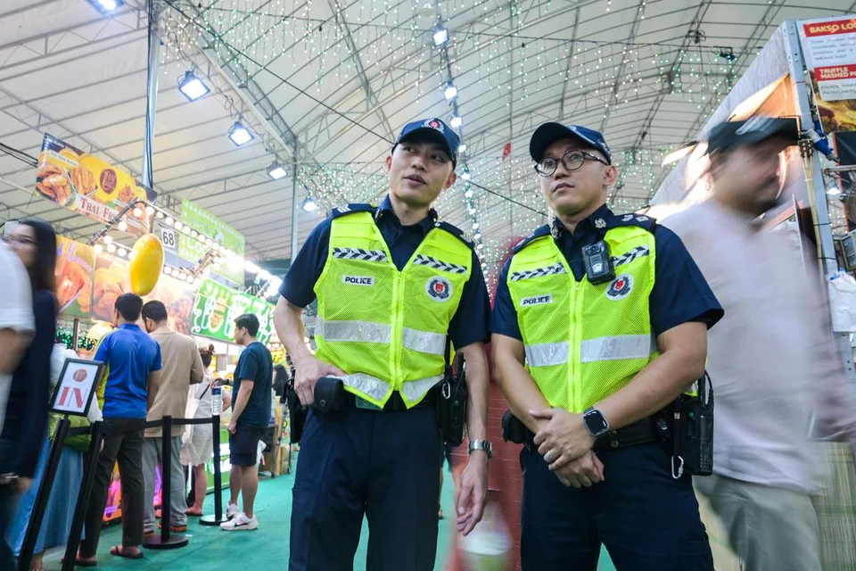 DSP (NS) Mohamed Haiqal Mohamed Suhaimi (kanan) dan SGT(3) (NS) Jan Jacob Chiong Wen Jie antara sekitar 130 pegawai polis yang terlibat dalam penugasan Anggota Kerahan Perkhidmatan Negara Polis (PNSmen) Bazar Ramadan Geylang Serai setiap tahun.