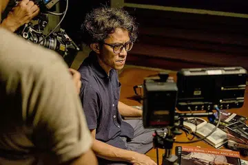 MENCARI MAKNA DI SEBALIK 'WARISAN': Riri Riza menghasilkan filem pendek 'Warisan' sebagai satu kupasan tentang adat dan tradisi yang memberi makna kepada barang harian kegunaan ibunya yang kini beliau warisi. - Foto ESPLANADE