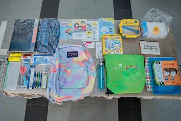 TERIMA BANTUAN: Antara barang keperluan sekolah yang diberi kepada pelajar memerlukan di Pasir Ris termasuk beg, buku nota, fail, pen dan baucar Bata bernilai $30. 