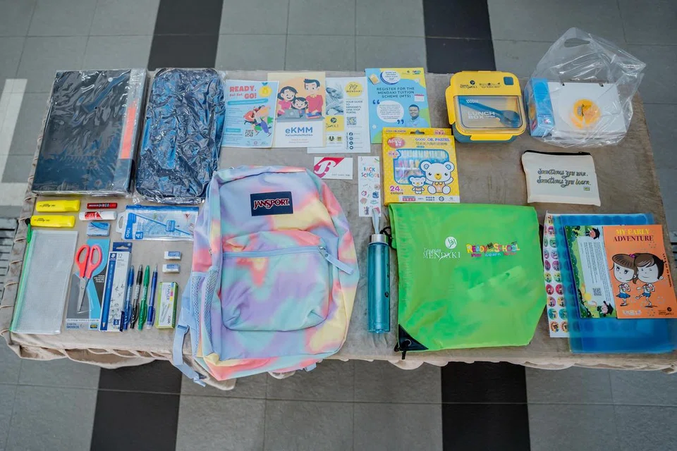 TERIMA BANTUAN: Antara barang keperluan sekolah yang diberi kepada pelajar memerlukan di Pasir Ris termasuk beg, buku nota, fail, pen dan baucar Bata bernilai $30. 
