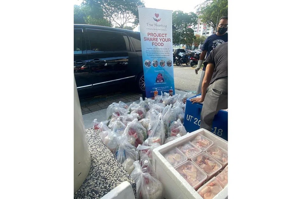 BERKONGSI MAKANAN: Setiap pembelian seekor kambing bagi ibadah korban atau akikah yang dilaksanakan melalui True Hearts.sg, sebahagiannya akan disalurkan kepada Projek 'Share Your Food'. - Foto TRUE HEARTS.SG