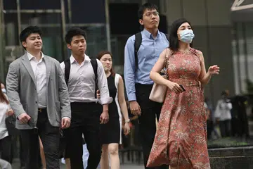 Pengurus dan eksekutif kurang kemungkinannya menerima sokongan pemerintah ekoran pendapatan lebih tinggi sebelum ini, tetapi golongan ini semakin mudah terjejas disebabkan pertukaran ekonomi yang pesat. - 