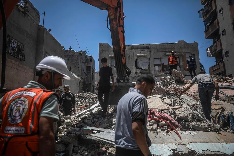 Pasukan pertahanan awam Palestin menjalankan operasi mengeluarkan kira-kira 45 mayat yang dipercayai masih terperangkap di bawah runtuhan rumah keluarga Ghaboun yang musnah akibat serangan Israel di Jalan Al Talatini, Bandar Gaza, pada 27 Jun 2026. Direktorat Am Pertahanan Awam Gaza dengan kerjasama Jawatankuasa Antarabangsa Palang Merah (ICRC) menyambung semula operasi mencari dan mengeluarkan mayat penduduk Palestin yang terperangkap di bawah bangunan musnah akibat konflik di Semenanjung Gaza.