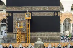 HIASAN SUCI: Seramai 160 tukang mahir dan teknisyen terlibat dalam proses menukar Kiswah Kaabah kelmarin. Kiswah lama disimpan atau diberi kepada muzium atau sebagai hadiah. Secebis Kiswah awal abad ke-20 sepanjang 6.4 meter pernah dipamer di Muzium Tamadun Asia di Singapura pada 2002. - Foto TWITTER/SPA, FAIL ST