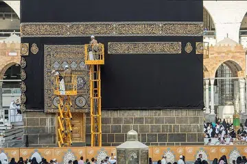 HIASAN SUCI: Seramai 160 tukang mahir dan teknisyen terlibat dalam proses menukar Kiswah Kaabah kelmarin. Kiswah lama disimpan atau diberi kepada muzium atau sebagai hadiah. Secebis Kiswah awal abad ke-20 sepanjang 6.4 meter pernah dipamer di Muzium Tamadun Asia di Singapura pada 2002. - Foto TWITTER/SPA, FAIL ST