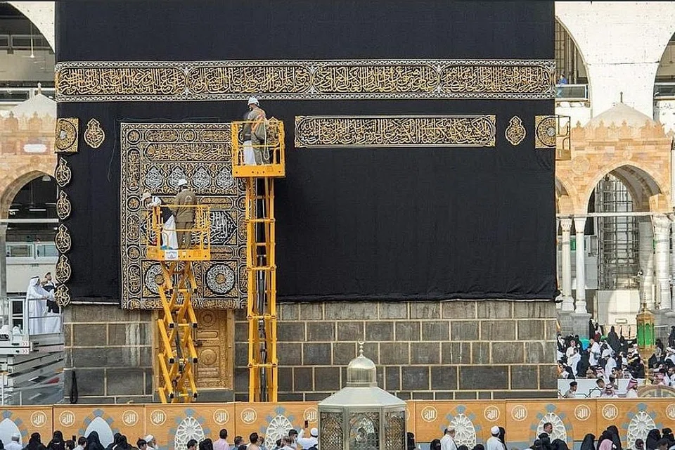 HIASAN SUCI: Seramai 160 tukang mahir dan teknisyen terlibat dalam proses menukar Kiswah Kaabah kelmarin. Kiswah lama disimpan atau diberi kepada muzium atau sebagai hadiah. Secebis Kiswah awal abad ke-20 sepanjang 6.4 meter pernah dipamer di Muzium Tamadun Asia di Singapura pada 2002. - Foto TWITTER/SPA, FAIL ST