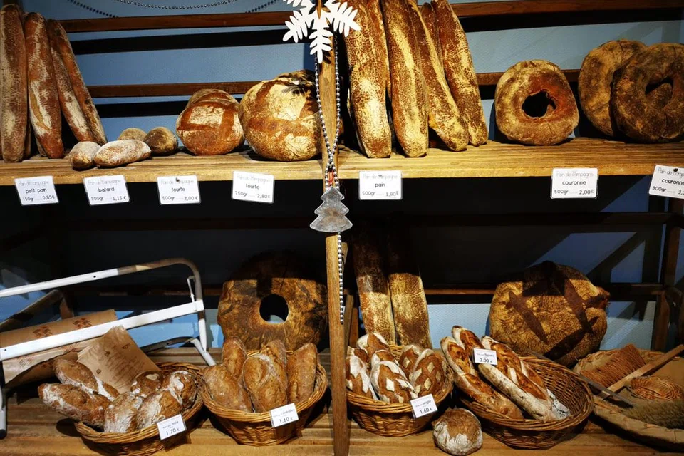 Kedai roti Encik Ewan Irwan, Le Fournil de Saint-Robert, menyiapkan berbagai-bagai jenis roti sourdough yang digemari penduduk di Saint-Robert, Perancis.