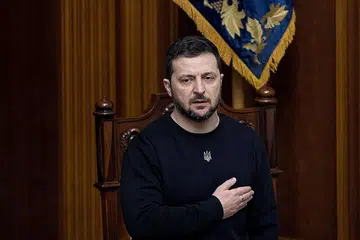 TOLAK TAWARAN RUSSIA: Presiden Ukraine, Encik Volodymyr Zelensky, menyatakan bahawa usulan Moscow bagi mengadakan gencatan sejata hanyalah muslihat bagi melambatkan kemaraan Ukraine ke barisan depan bagi mengusir keluar tentera Russia di kawasan yang dicerobohi mereka. - Foto AFP