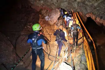 OPERASI MENYELAMAT: Sekumpulan penyelam tentera laut Thailand memasuki gua Tham Luang semasa operasi menyelamat 13 individu yang terperangkap dalam gua tersebut.