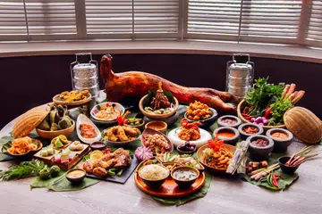 Pelanggan boleh menikmati pelbagai hidangan Melayu klasik seperti terung sambal belado, lemak siput sedut, sotong tumis sambal hijau di Restoran Atrium, Holiday Inn.