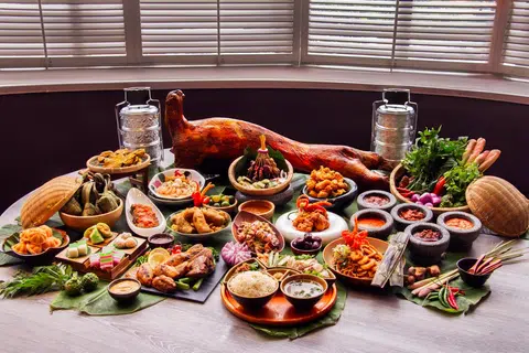 Pelanggan boleh menikmati pelbagai hidangan Melayu klasik seperti terung sambal belado, lemak siput sedut, sotong tumis sambal hijau di Restoran Atrium, Holiday Inn.