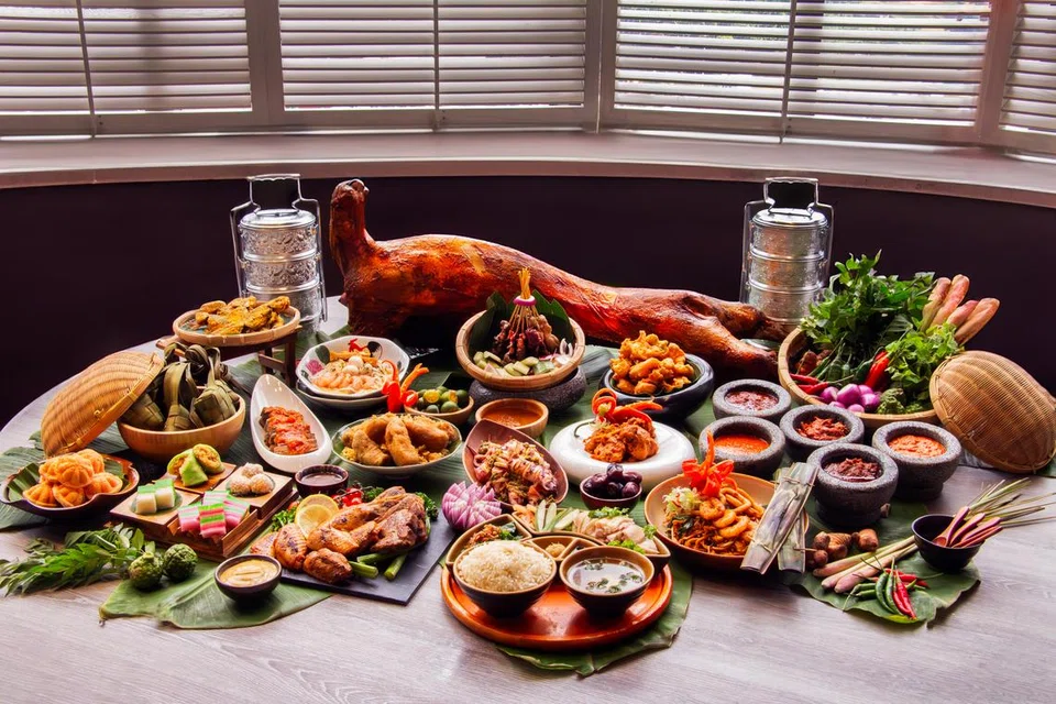 Pelanggan boleh menikmati pelbagai hidangan Melayu klasik seperti terung sambal belado, lemak siput sedut, sotong tumis sambal hijau di Restoran Atrium, Holiday Inn.