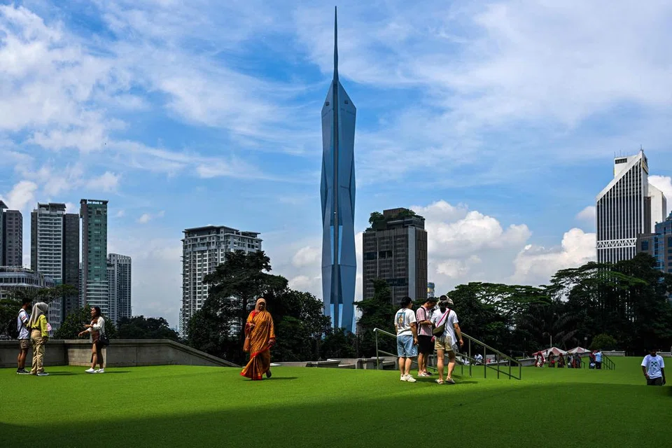 Pakar ekonomi berkata peraturan baru skim Malaysia Rumah Keduaku (MM2H) menambah nilai terhad kepada ekonomi tempatan kerana skim kediaman itu kini lebih terbatas dan kurang menarik.