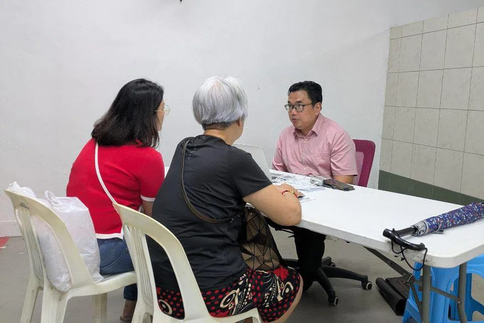 Anggota Parlimen (AP) GRC Aljunied, Encik Fadli Fawzi (kanan), berinteraksi dengan penduduk semasa Sesi Bertemu Penduduk (MPS) pertama beliau untuk kawasan Kaki Bukit pada 7 Mei, selepas dilantik sebagai AP dalam Pilihan Raya Umum 2025 (GE2025).