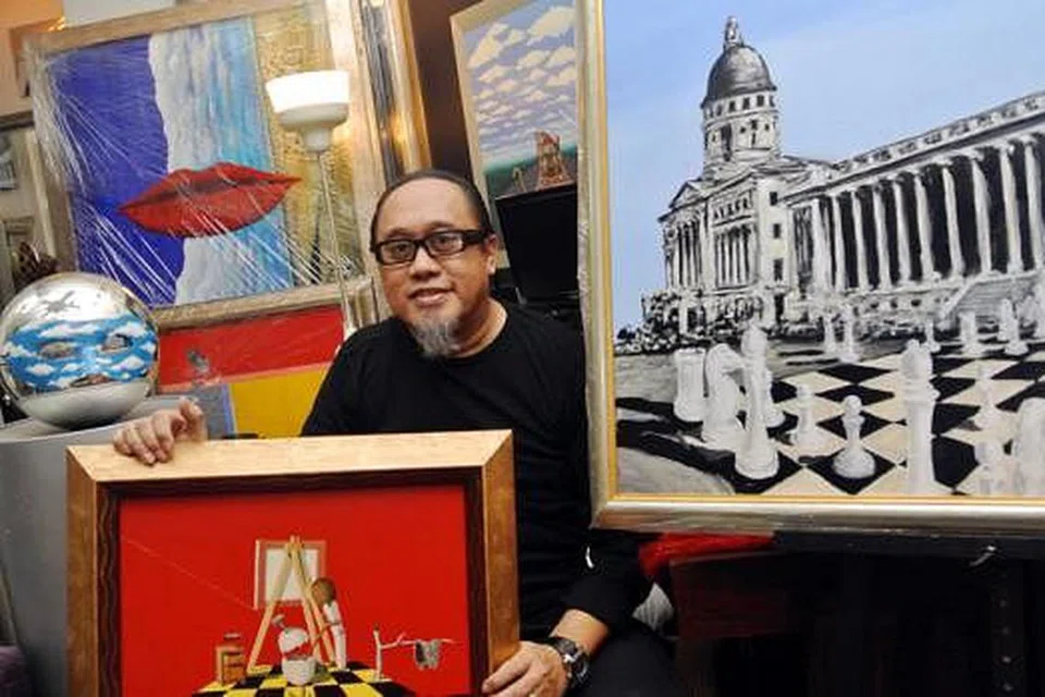 INSPIRASI DARIPADA SALVADOR DALI: Encik Rosihan Dahim fokus pada lukisan-lukisan di luar alam realiti atau seni 'surreal' kerana terdorong dengan visi pandang ke depan pelukis Sepanyol, mendiang Salvador Dali. - Foto JOHARI RAHMAT