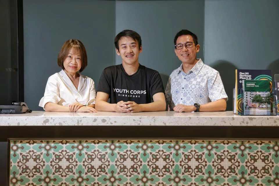 (Dari kanan)  Pengarah Pembantu Kanan bagi Perkongsian dan Penglibatan Tugu Pengasas, Encik Wai Chung Tai, bersama dua relawan, Encik Niki Lee dan Cik Josephine Ho.