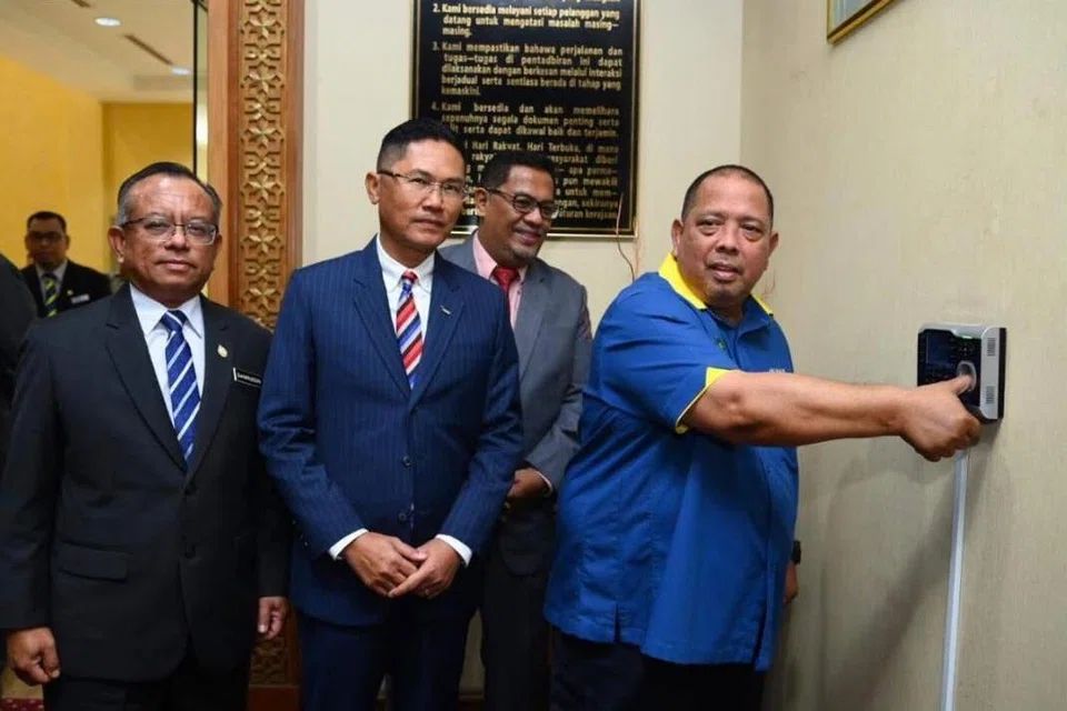 Encik Abu Bakar Hamzah, menteri besar perlis