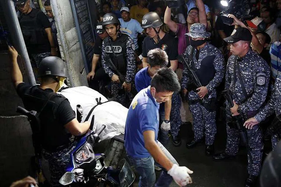 Pekerja membawa mayat seorang banduan dari penjara di bandar Paranaque, Filipina, pada 12 Ogos. 