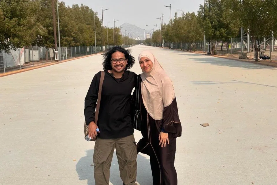 Johan Raja Lawak (kiri) dan isteri, Ozlynn Waty, terharu dapat mengerjakan haji sambil membuat liputan kegiatan menarik di sana bagi kandungan digital mereka.