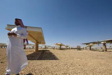 TENAGA ALTERNATIF: Gambar fail menunjukkan loji solar di Uyayna, utara Riyadh, sedang negara Teluk mengintai hidrogen ‘hijau’ yang menggunakan tenaga boleh diperbaharui daripada tenaga angin atau matahari dalam meredakan krisis iklim.