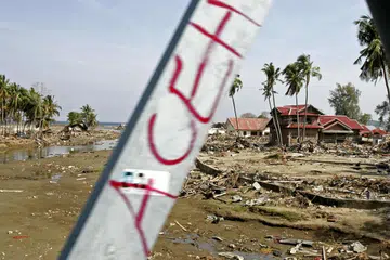 Sebuah kawasan yang dikenali sebagai Krueng Raya di Aceh musnah akibat gempa bumi yang disusuli tsunami, sehingga mengorbankan lebih 100,000 di wilayah Aceh sahaja. 