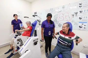 Warga emas melibatkan diri dalam kegiatan fizikal di salah satu Pusat Penuaan Aktif (AAC) di Toa Payoh sambil dipantau oleh kakitangan AAC.