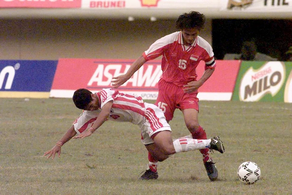 Pemain pertahanan Singapura, Nazri Nasir (kanan) menolak pemain Indonesia, Bambang Pamungkas, semasa perlawanan antara kedua-dua negara di Separuh Akhir Sukan SEA 1991 di Stadium Rizal Memorial, Manila, Filipina pada 2 Disember 1991. Perlawanan berlanjutan ke penentuan sepakan penalti selepas kedua-dua pasukan gagal menjaringkan gol walaupun selepas masa tambahan. Indonesia menang 4-2.