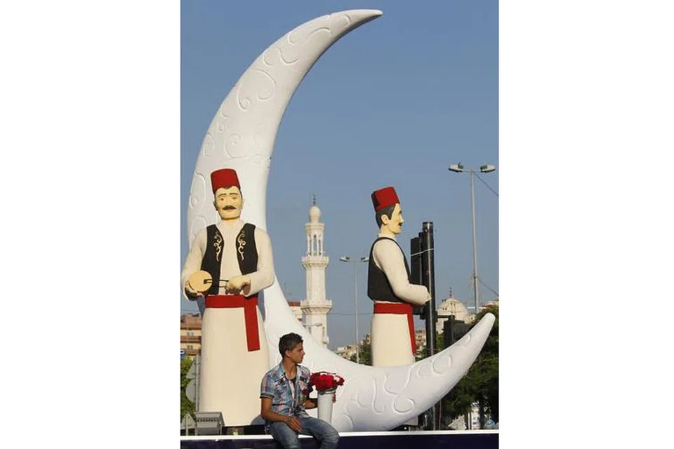 Patung mesaharati didirikan sebagai sebahagian sambutan Ramadan di bandar pelabuhan Sidon di Lebanon. - Foto fail REUTERS