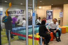 Mayor Majlis Pembangunan Masyarakat (CDC) South East, Encik Mohd Fahmi Aliman (kanan), turut hadir di pameran kerja di pejabat Majlis Pembangunan Masyarakat (CDC) South East. 
