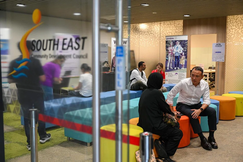 Mayor Majlis Pembangunan Masyarakat (CDC) South East, Encik Mohd Fahmi Aliman (kanan), turut hadir di pameran kerja di pejabat Majlis Pembangunan Masyarakat (CDC) South East. 