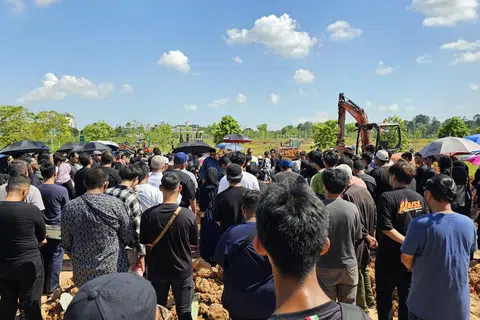 ORANG YANG BAIK: Keluarga dan rakan-rakan turut hadir untuk memberikan penghormatan terakhir kepada Allahyarham Mohamad Ilyas Ilyasa Mohamad Ismadi yang dikenang sebagai orang yang baik hati, pemurah dan penyayang.