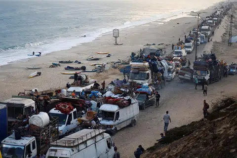 Penduduk Palestin melarikan diri dari utara ke selatan Gaza, menyusuli operasi ketenteraan Israel di Bandar Gaza, pada 19 September.