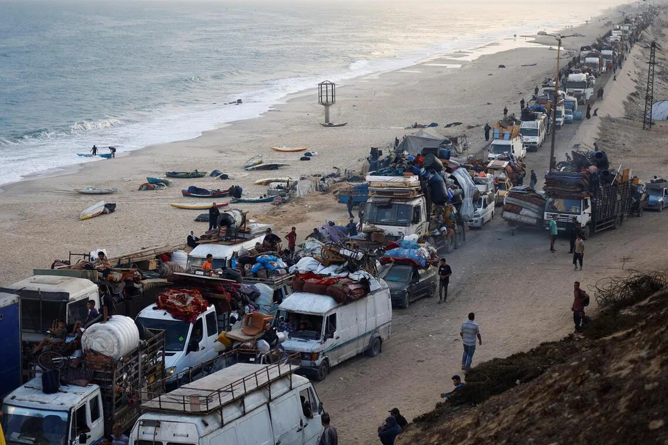 Penduduk Palestin melarikan diri dari utara ke selatan Gaza, menyusuli operasi ketenteraan Israel di Bandar Gaza, pada 19 September.