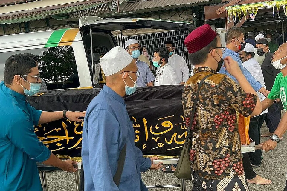 DISEMADIKAN: Allahyarham Firdaus Harun dibawa untuk disemadikan semalam. - Foto BH oleh HAKIM YUSOF, IHSAN KELUARGA