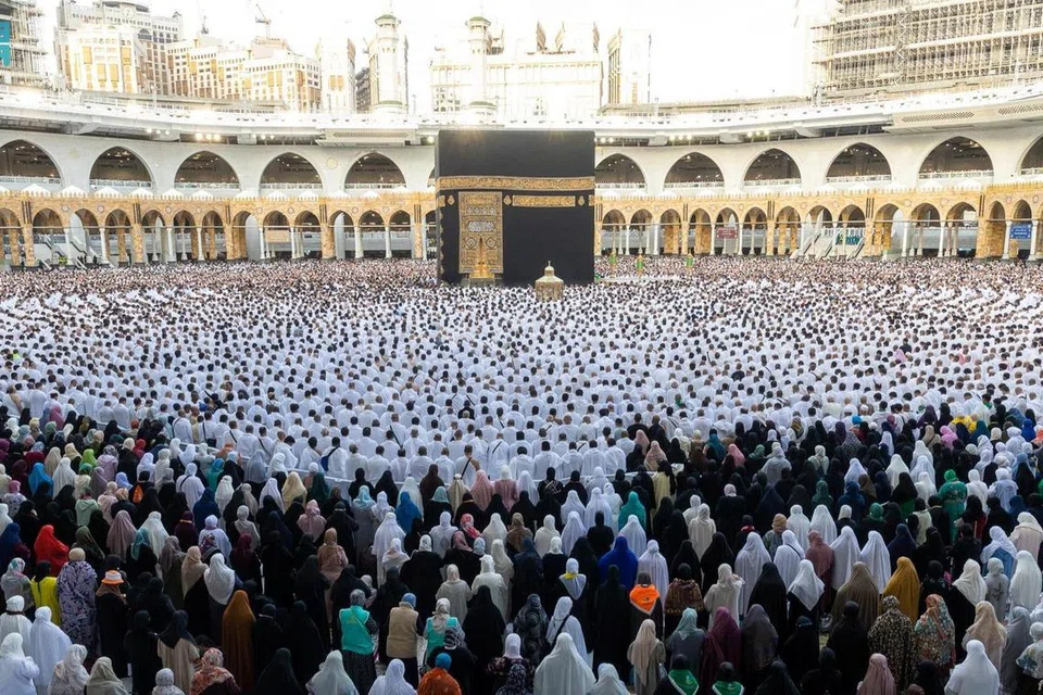 KAIN DINAIKKAN: Bahagian bawah kiswah, kain hitam yang menutupi Kaabah di Makkah, dinaikkan sekitar tiga meter dan kawasan di bawahnya ditutup dengan kain kapas putih.