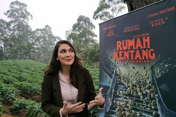 KENTANG PUNYA PASAL: Luna Maya hampir-hampir tercekik kentang dalam satu adegan filem 'Rumah Kentang: The Beginning' yang memerlukannya menelan tiga kentang sekali gus. - Foto IDN TIMES
