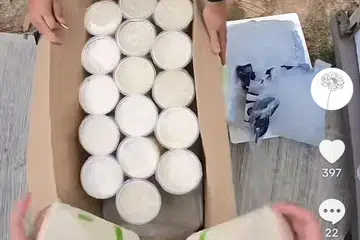 Seorang pengguna TikTok, SomethingForSomeone, yang hanya ingin dikenali sebagai “Z”, membuat kandungan TikTok di mana beliau membeli makanan dan minuman untuk diberikan kepada orang ramai secara percuma.