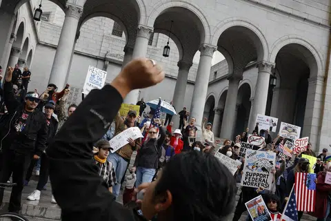 Sekumpulan penunjuk perasaan berhimpun untuk membantah pentadbiran Encik Donald Trump di luar Dewan Bandaraya Los Angeles, California, Amerika Syarikat, pada 5 Februari 2025. Protes turut diadakan di beberapa bandar di seluruh Amerika bagi menentang tindakan awal pentadbiran Encik Trump, termasuk dasar imigresen dan Encik Elon Musk