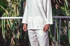 BAJU KURUNG CEKAK MUSANG: Satu lagi pilihan baju Melayu untuk kaum Adam gayakan Hari Raya ini bagi menyingkap era silam yang pernah dilalui orang tua mereka. NOSTALGIA ERA SILAM: Cik Abang boleh bergaya dengan baju Melayu teluk belanga seperti pada zaman lalu, lengkap dengan songkok pada Lebaran ini. - Foto-foto THAWB